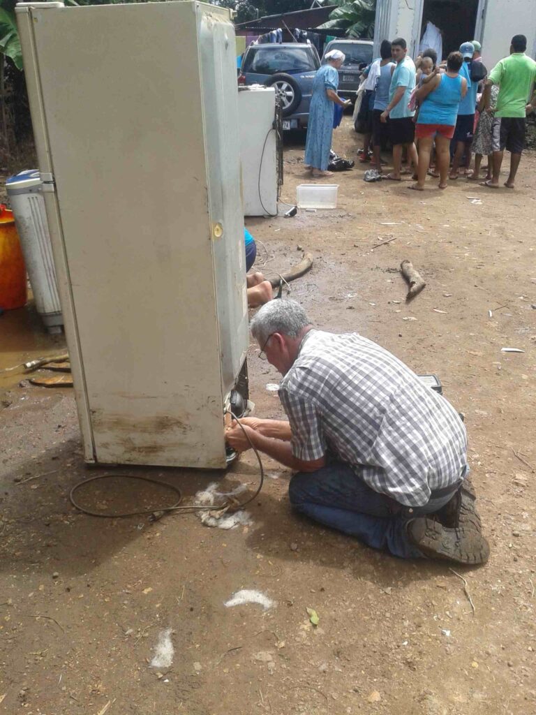 hombre arreglando refri