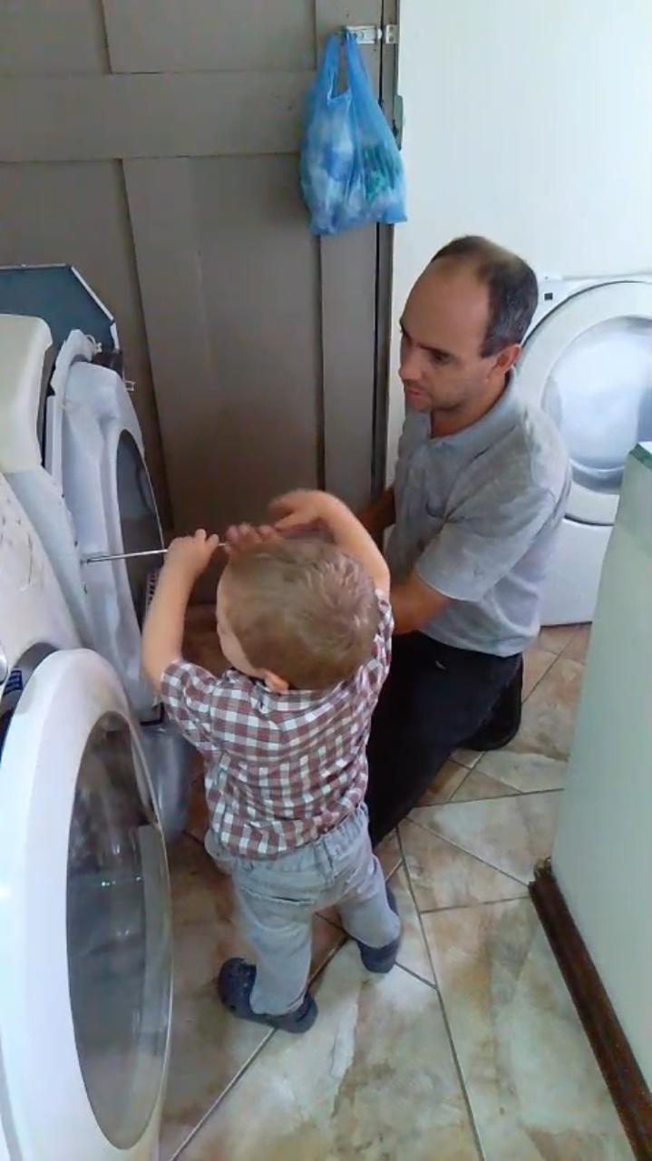 padre trabajando con el hijo